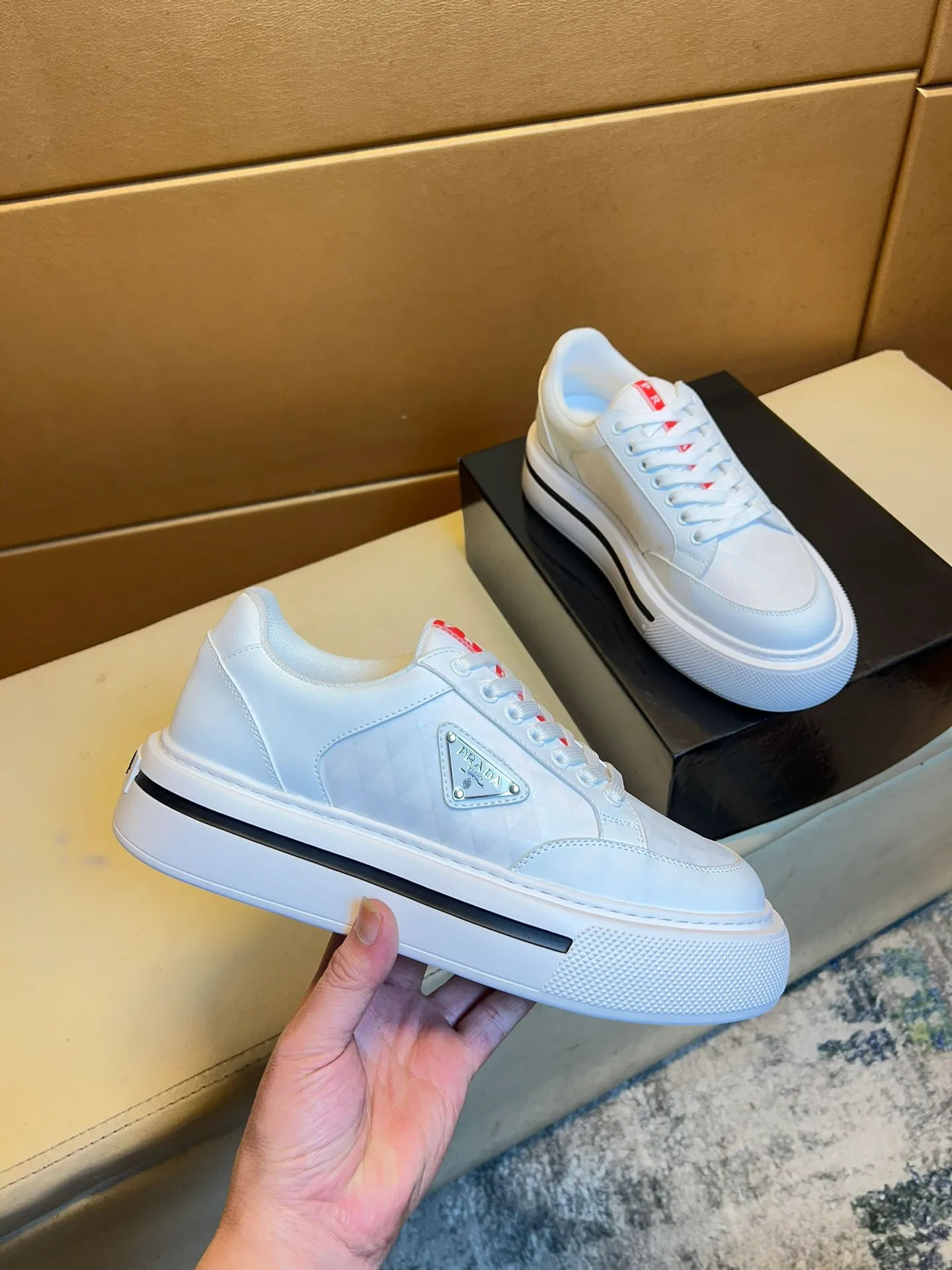 pp560💰👑👑《PRADA》【Classic Original Version】Prada: Top 🔝 Purchasing Agent 🔍🔍Sold at the latest men’s counter simultaneously, imported high-quality original version from Italy 🇮🇹: 🔝Brand silk calfskin·Shoe height, brand logo·Brand high mercerized canvas cloth·Tongue screen printing Brand logo: Prominent (high-end, extravagance, class), exquisite workmanship (imported Italian 🇮🇹 water-based mesh lining, 🐂cowhide feet), soles: original soles specially provided by the original factory, double-layer movable molding: transparent air cushion bottom, environmentally friendly, wear-resistant, ultra-light, comfortable, 🌲🌲🌲, real-life photos 🎬The real ones are more beautiful Wide code number 38-44 (45 46 customized)